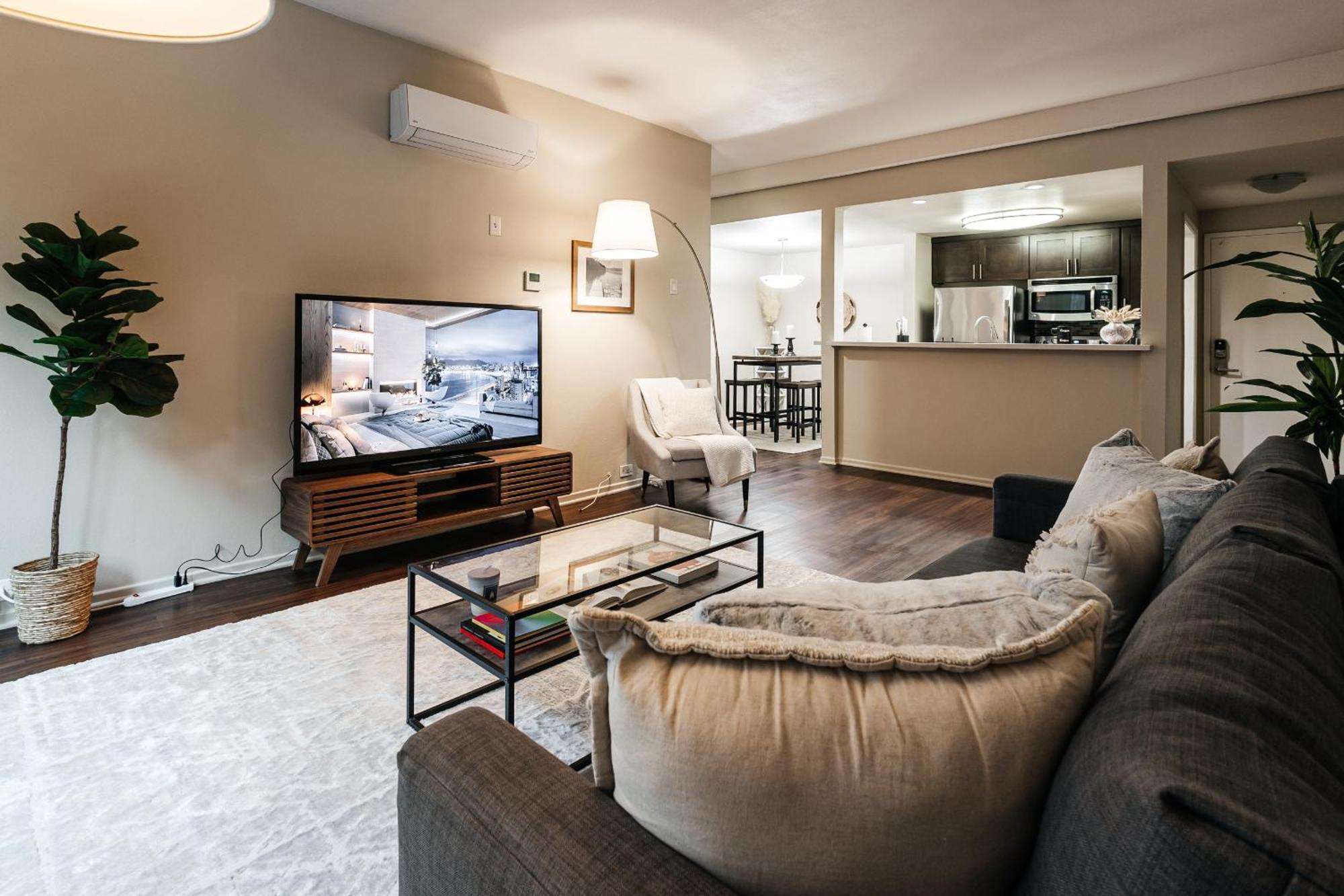 All You Need 1bd In Weho Apartment