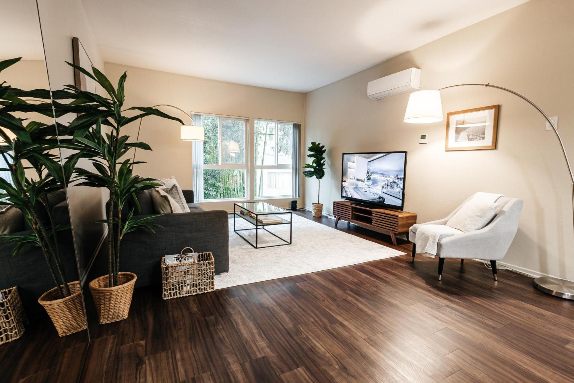 All You Need 1bd In Weho Apartment *