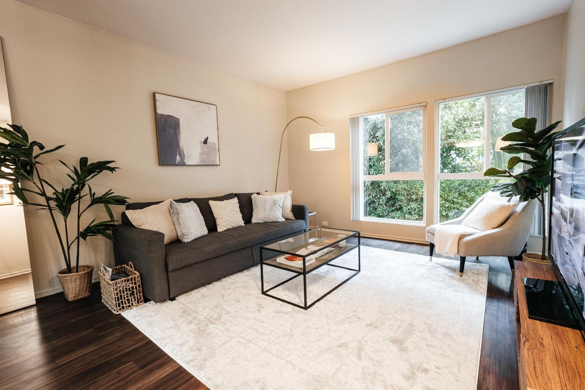All You Need 1bd In Weho Apartment